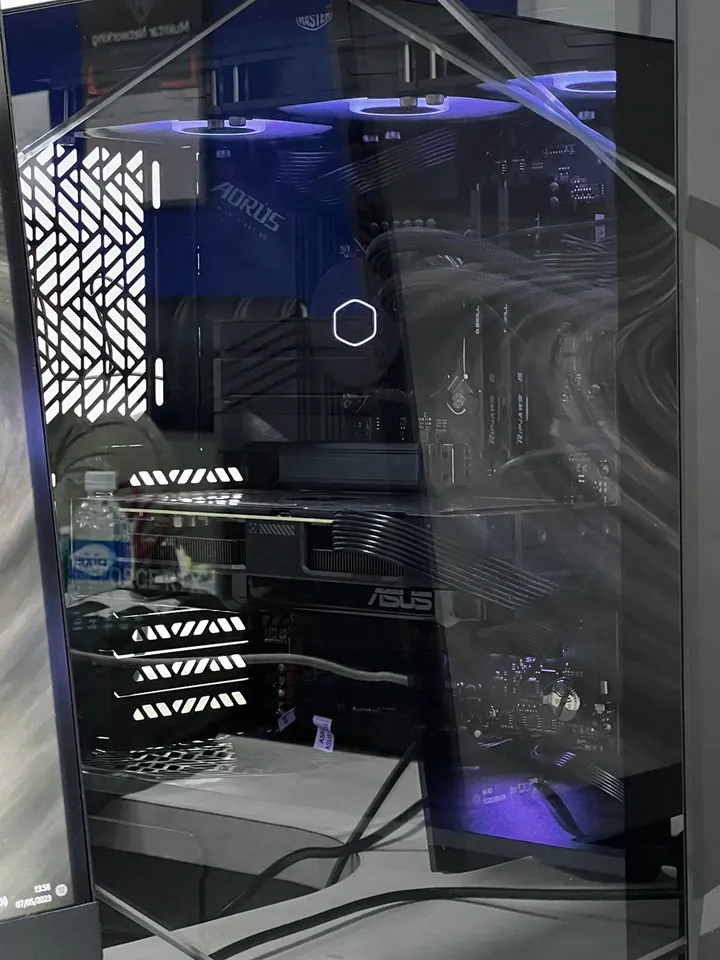 Inside the case through the glass: AORUS motherboard, DDR5 memory and ASUS graphics card
